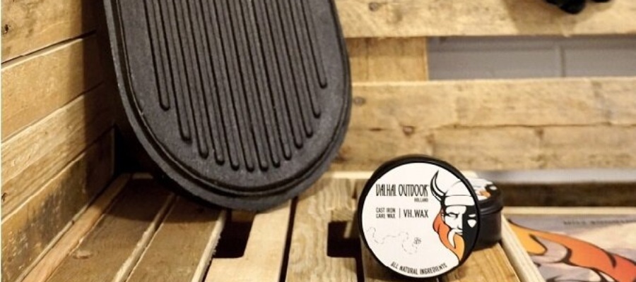 Dutch oven en potje wax van het merk Valhal Outdoor.