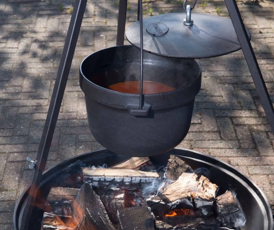 Gietijzeren pan op driepoot