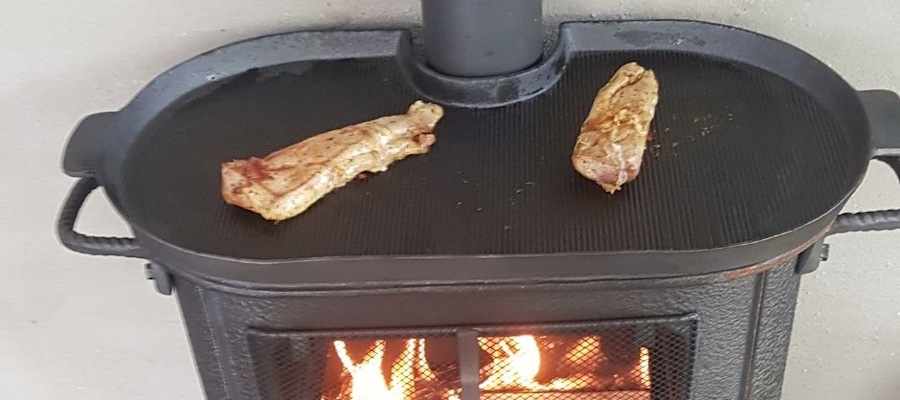 Kipfilet op een grillplaat.