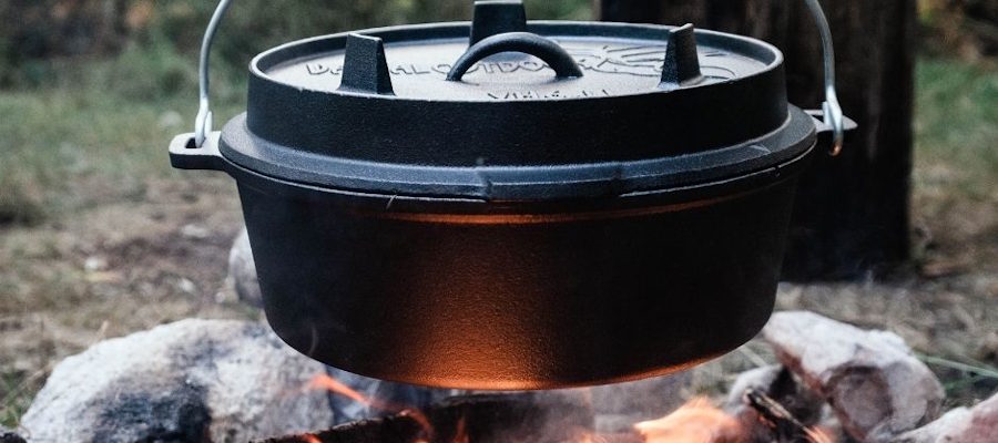 Dutch Oven pan boven het vuur.