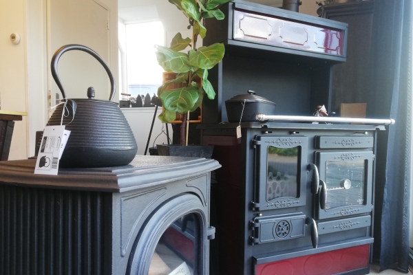 Een gietijzeren kachel brengt uw woonkamer warmte en gezelligheid. Een gietijzeren kachel brengt uw woonkamer warmte en gezelligheid.