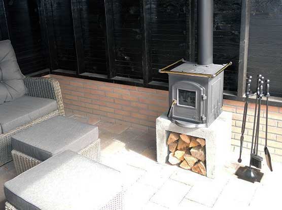 Houtkachels voor buiten zijn zeer geschikt voor meer sfeer tijdens een buitenfeestje of voor warmte onder een overkapping Houtkachels voor buiten zijn zeer geschikt voor meer sfeer tijdens een buitenfeestje of voor warmte onder een overkapping