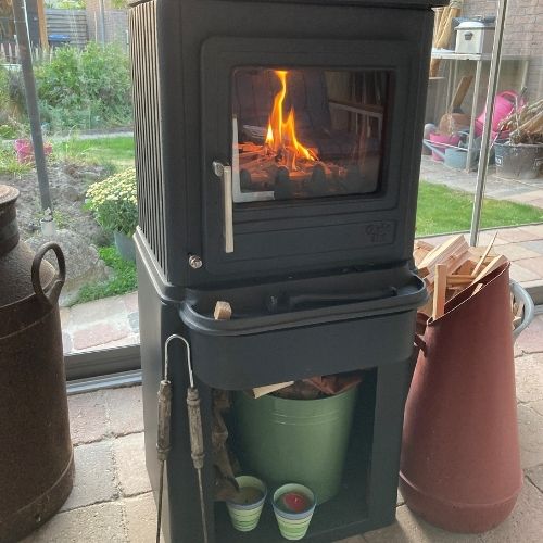 Houtkachel onder overkapping