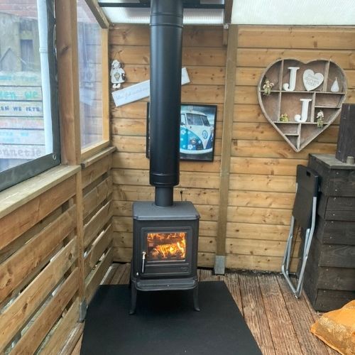 Houtkachel onder overkapping