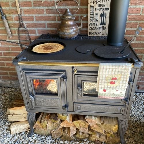 Houtkachel onder overkapping
